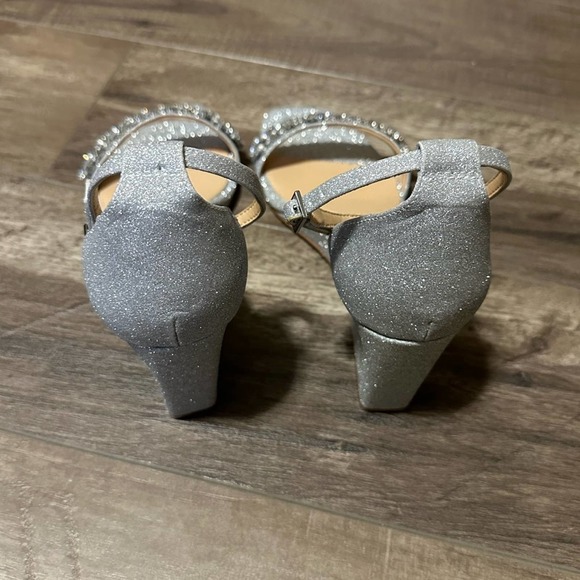 JEWEL BADGLEY MISCHKA Peggy Wedge Silver Glitter 10 NWOB - Picture 5 of 6